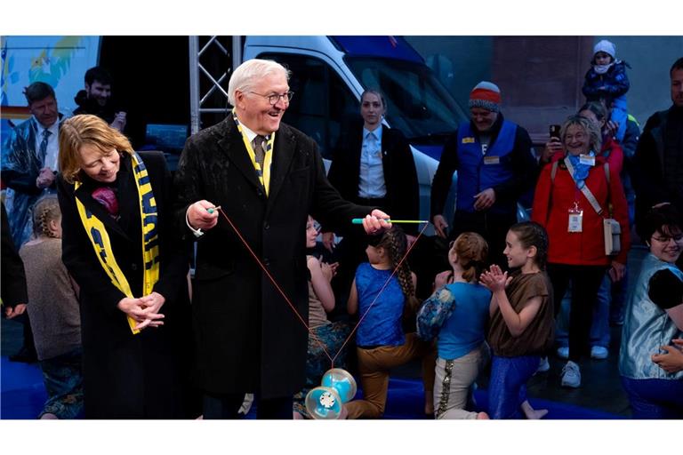 Elke Büdenbender und Bundespräsident Frank-Walter Steinmeier besuchen nach der offiziellen Eröffnung des 104. Deutschen Katholikentags in Würzburg bei einem Rundgang den Kinderzirkus "Blamage".