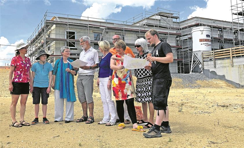 Elke Gassen und Heinz Göckler (Dritte und Vierter von links) sowie Sonja Janert (Zweite von rechts) und ihre Mitstreiter sind zuversichtlich, dass nun – nachdem das Projekt immer konkreter wird – die Nachfrage nach den Wohnungen kräftig steigen wird. Auch von jungen Familien. Fotos: privat