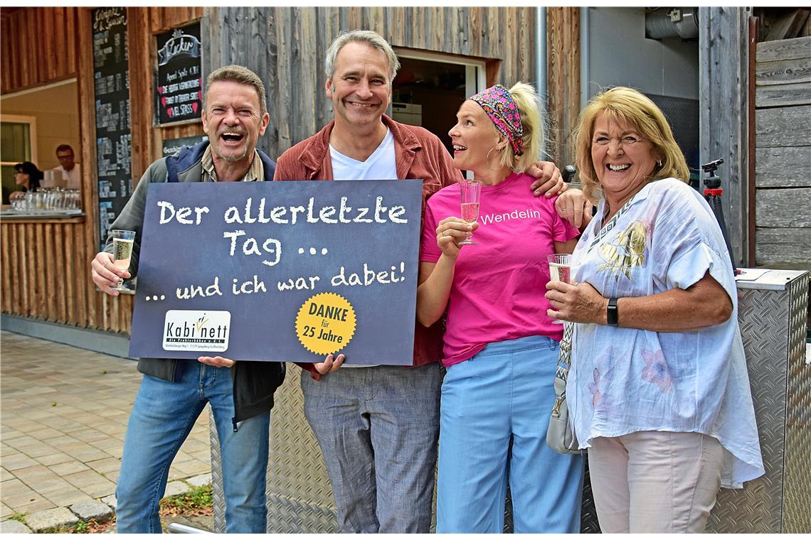 Elke Jäger (rechts) und Christoph Jäger (links) feiern mit Familie Weber den let...