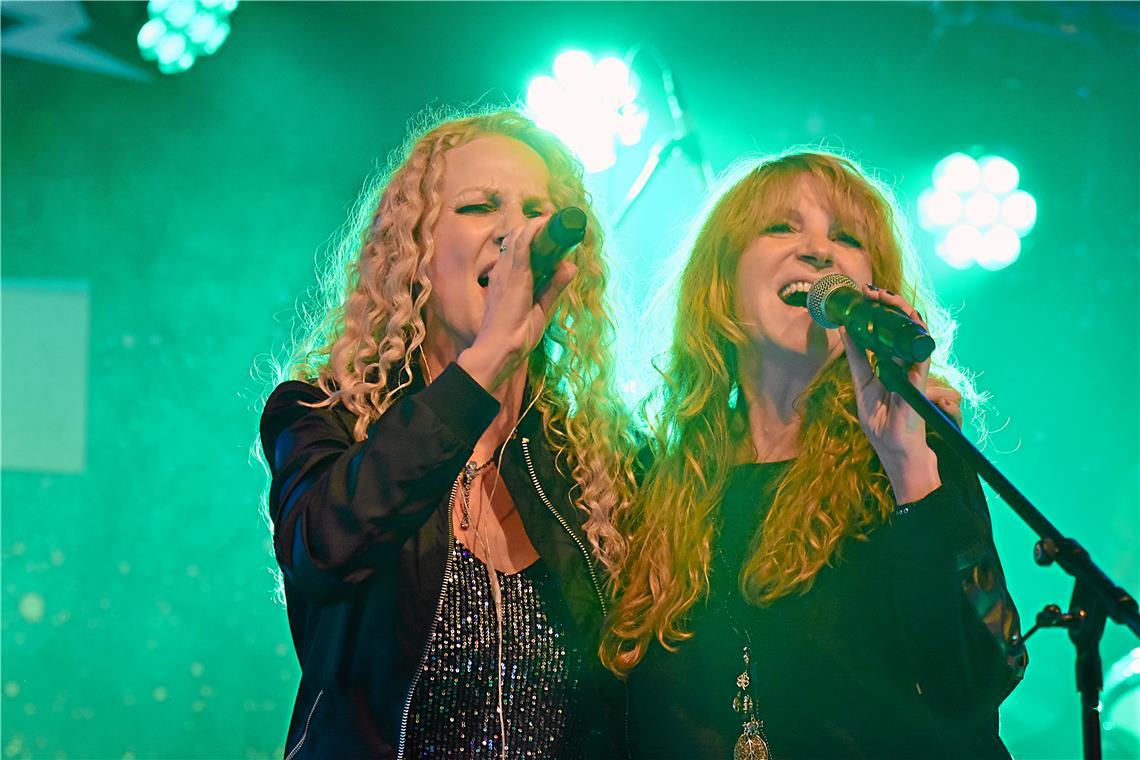 Elke (links) und Joni von JuxRock. 2. WINTER ROCK NIGHT in Althütte" mit den Ban...