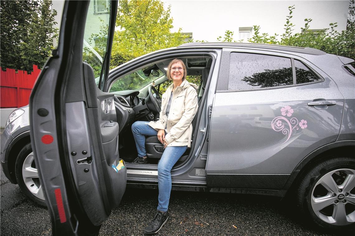 „Ich möchte es nicht mehr missen“ Elke Marquardt hat sich ihren SUV gekauft, damit ihre Eltern bequem einsteigen konnten und sie Rollator und Rollstuhl einfach einladen konnte. Inzwischen weiß sie an ihrem Auto vieles zu schätzen, wie auch die gute Übersicht und den Sitzkomfort. Foto: A. Becher