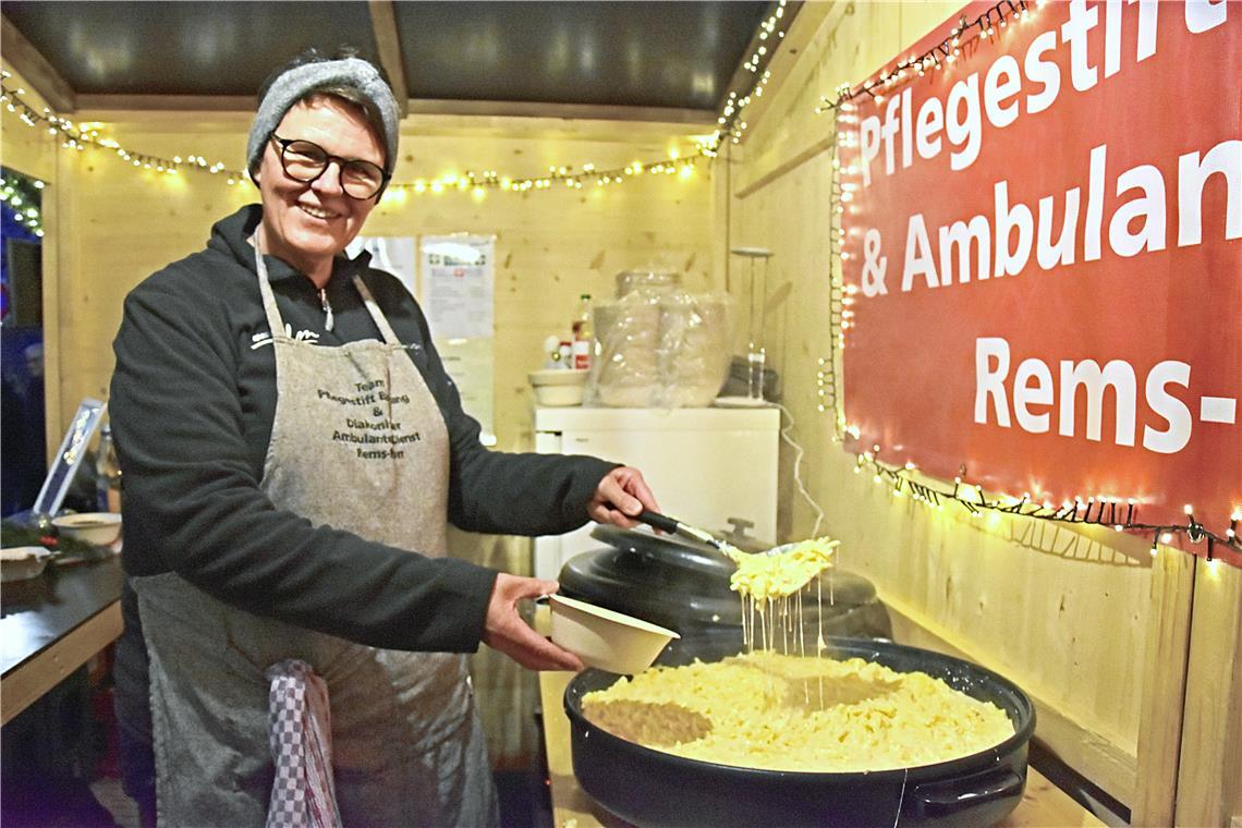 Elke Ortmaier serviert am Stand "Dienste für Menschen" leckere Kässspätzle.  Wei...