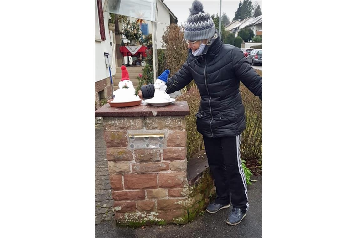 Elke Thomas aus Backnang mit den kleinen Schneemännern ihrer Enkel  Josefine und...