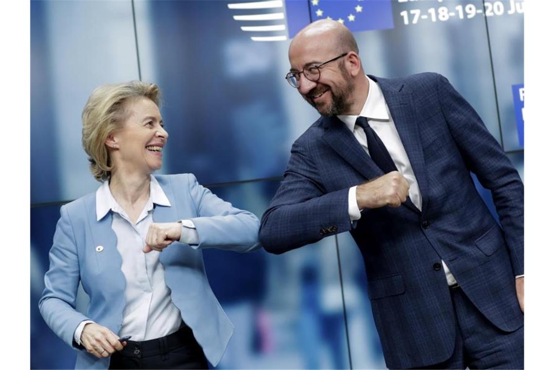 Ellbogen statt Handschlag: Ursula von der Leyen und Charles Michel. Foto: Stephanie Lecocq/EPA Pool/AP/dpa