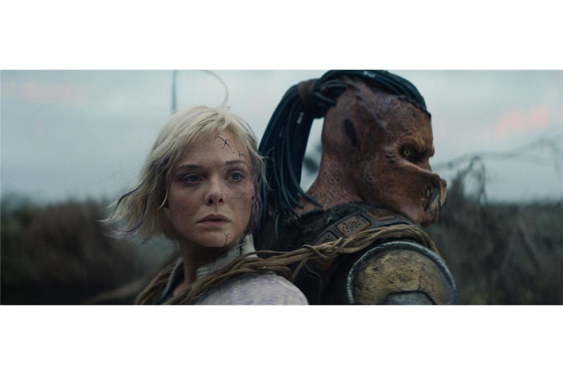 Elle Fanning (l.) und Dimitrius Schuster-Koloamatangi sind im neuen Film "Predator: Badlands" im Kino zu sehen.