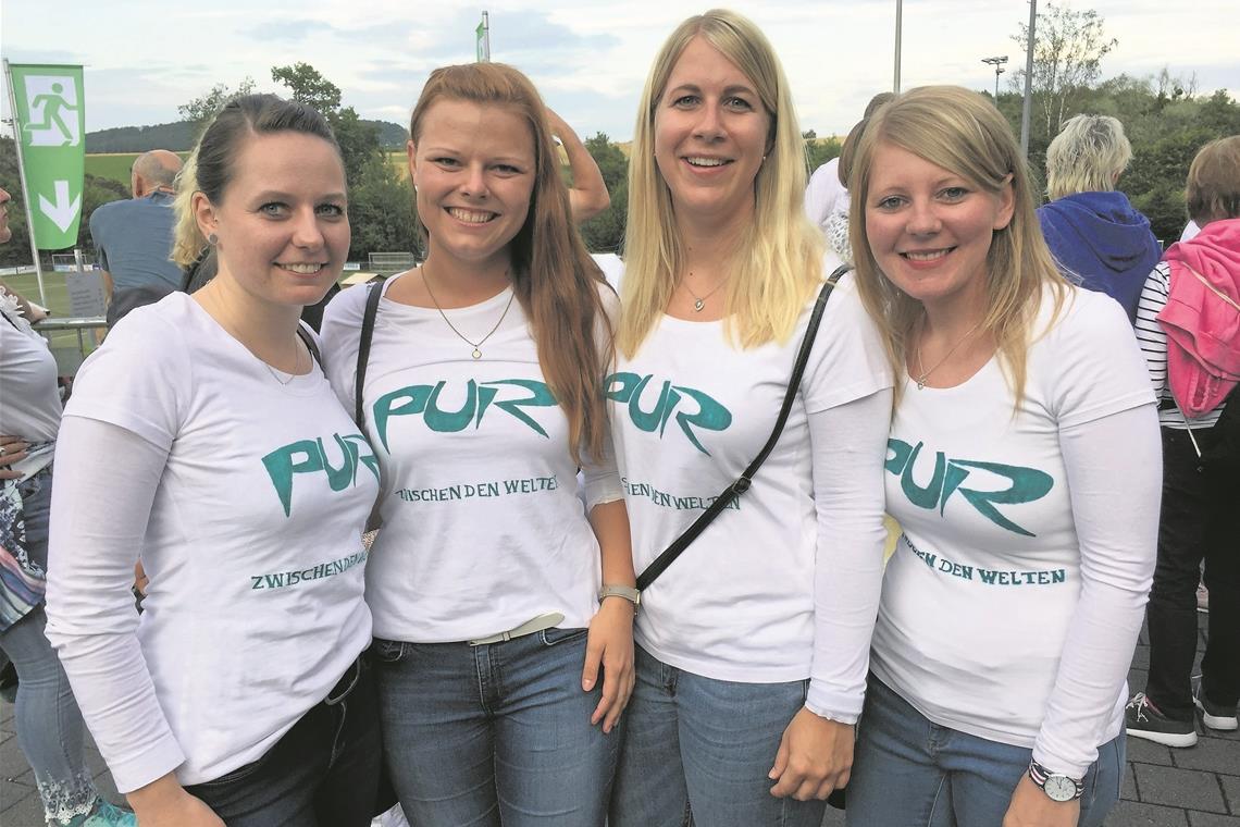 Ellen, Manuela, Yvonne und Elena aus Wüstenrot (von links) haben extra für das Konzert T-Shirts mit dem Pur-Schriftzug bemalt. Foto: K. Fritz