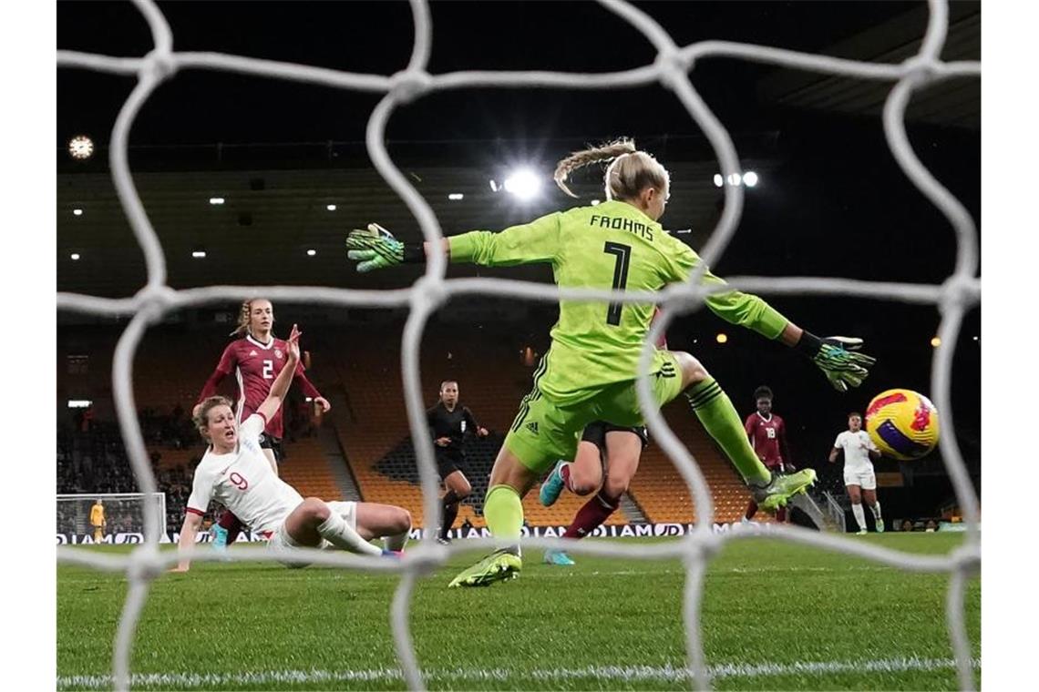 Arnold Clark Cup: DFB-Frauen verlieren gegen England Ellen White (l) aus England trifft zum 1:0 gegen Deutschlands Torhüterin Merle Frohms. Foto: Nick Potts/PA Wire/dpa