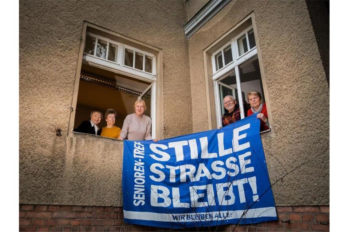 Hausbesetzer-Senioren: „Wir sind immer noch da!“ Elli Pomerenke (l-r), Ingrid Pilz, Margret Pollak, Peter Klotsche und Brigitte Klotsche, alle ehemalige Hausbesetzer, am Fenster der „Begegnungsstätte für Jung und Alt“ in der Stille Straße 10. Foto: Christoph Soeder/dpa