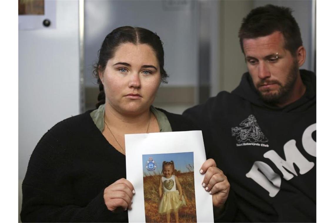 Wochenlang vermisstes Mädchen in Australien gefunden Ellie Smith (l) und ihr Partner Jake Gliddon zeigen ein Foto ihrer vermissten Tochter Cleo in der Nähe von Carnarvon im Bundesstaat Western Australia. Foto: James Carmody/AAP/ABC NEWS Pool via AP/dpa