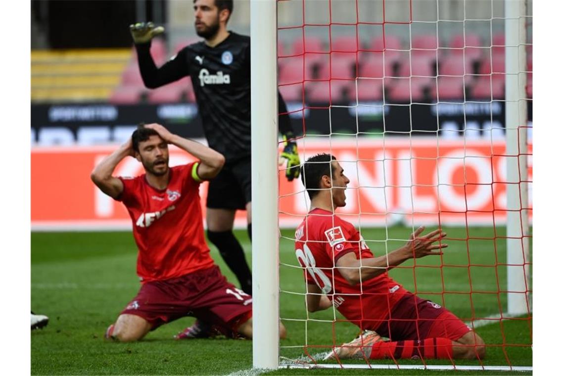 Joker-Tor nach 20 Sekunden: Kiel siegt in Köln Ellyes Skhiri (r) und FC-Kapitän Jonas Hector trauern einer vergebenen Kölner Chance nach. Foto: Ina Fassbender/AFP Pool/dpa