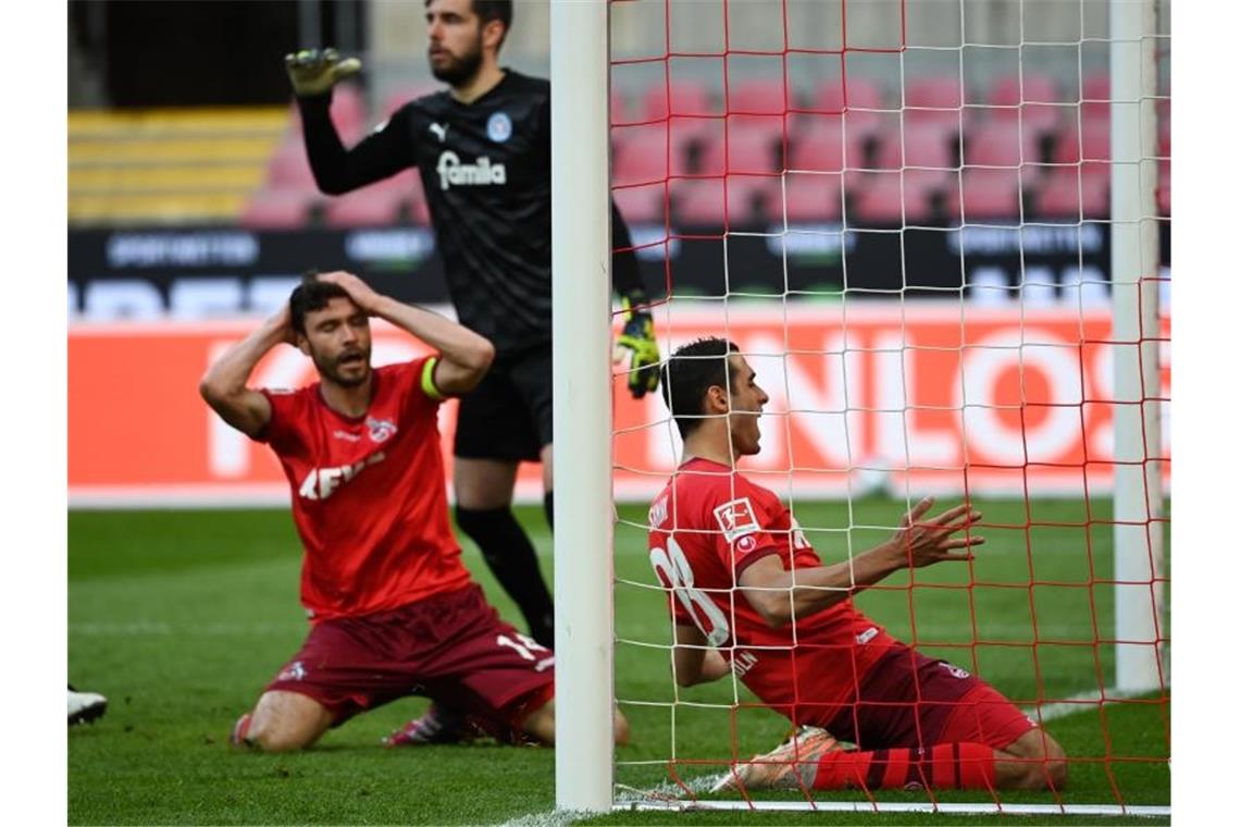 Ellyes Skhiri (r) und FC-Kapitän Jonas Hector trauern einer vergebenen Kölner Chance nach. Foto: Ina Fassbender/AFP Pool/dpa