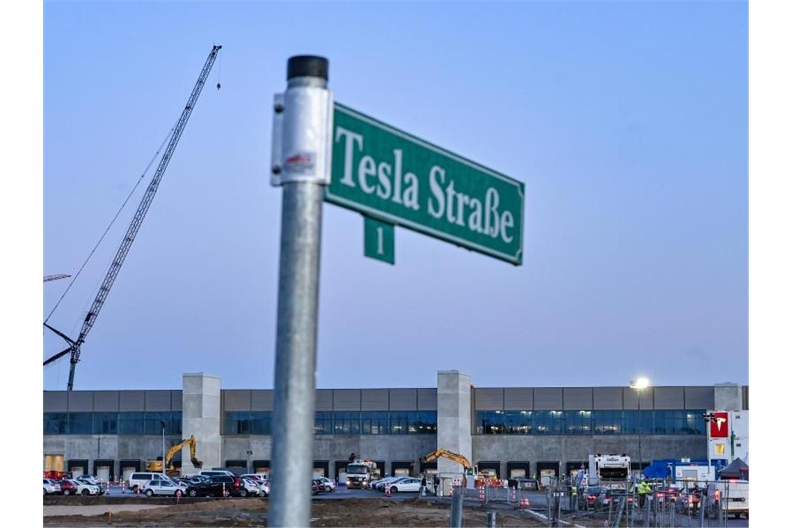Elon Musk hofft, dass die ersten Autos noch in diesem Jahr vom Band rollen. Foto: Patrick Pleul/dpa-Zentralbild/dpa