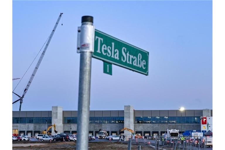 Elon Musk hofft, dass die ersten Autos noch in diesem Jahr vom Band rollen. Foto: Patrick Pleul/dpa-Zentralbild/dpa