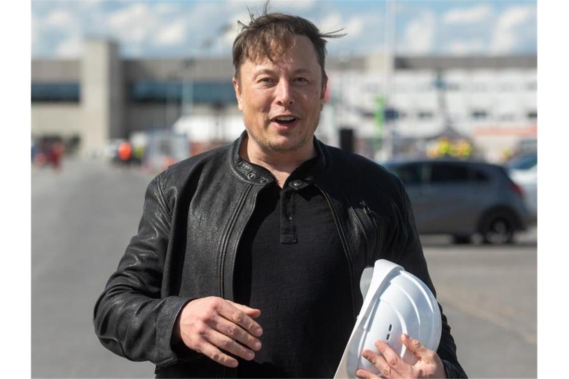 Musk verkauft weitere Tesla-Aktien Elon Musk ist Teslas größter Einzelaktionär. Foto: Christophe Gateau/dpa