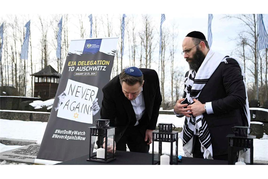 Elon Musk (l) besucht die KZ-Gedenkstätte des deutschen Vernichtungslagers Auschwitz-Birkenau im polnischen Oswiecim. Zuvor ist der Unternehmer in die Kritik geraten, weil er antisemitische Inhalte verbreitet hatte.