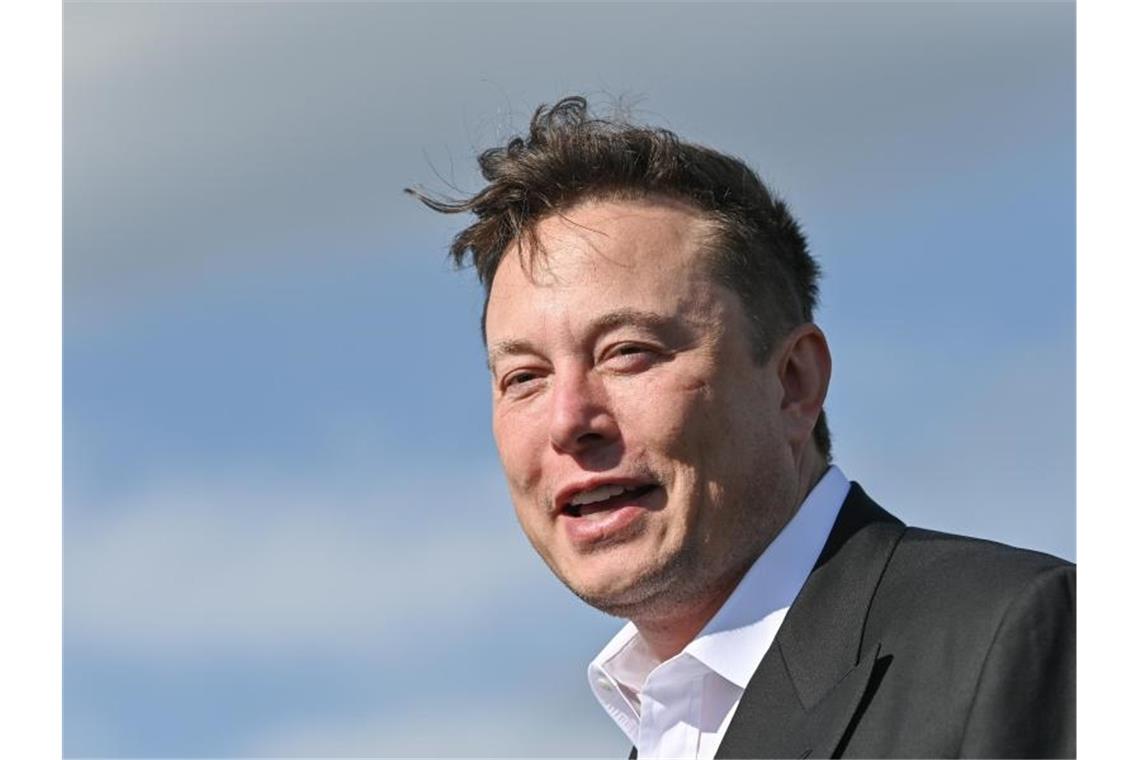 Wall Street baut Plus aus - Tesla nach Musk-Aussagen stark Elon Musk ließ auf Twitter darüber abstimmen, ob er sich von Aktien seiner Firma trennen solle. Foto: Patrick Pleul/dpa-Zentralbild/ZB