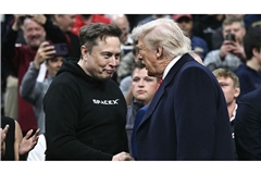 Elon Musk (links) rudert zurück.