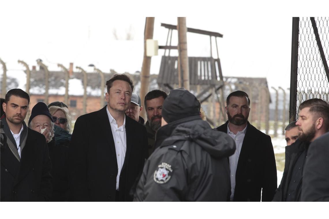 Elon Musk (Mitte) hat das ehemalige Konzentrationslager Auschwitz besucht.