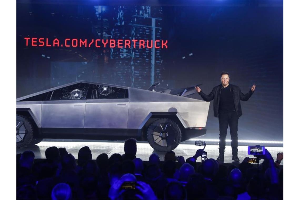 Elon Musk stellt den Cybertruck vor. Foto: Ringo H.W. Chiu/AP/dpa