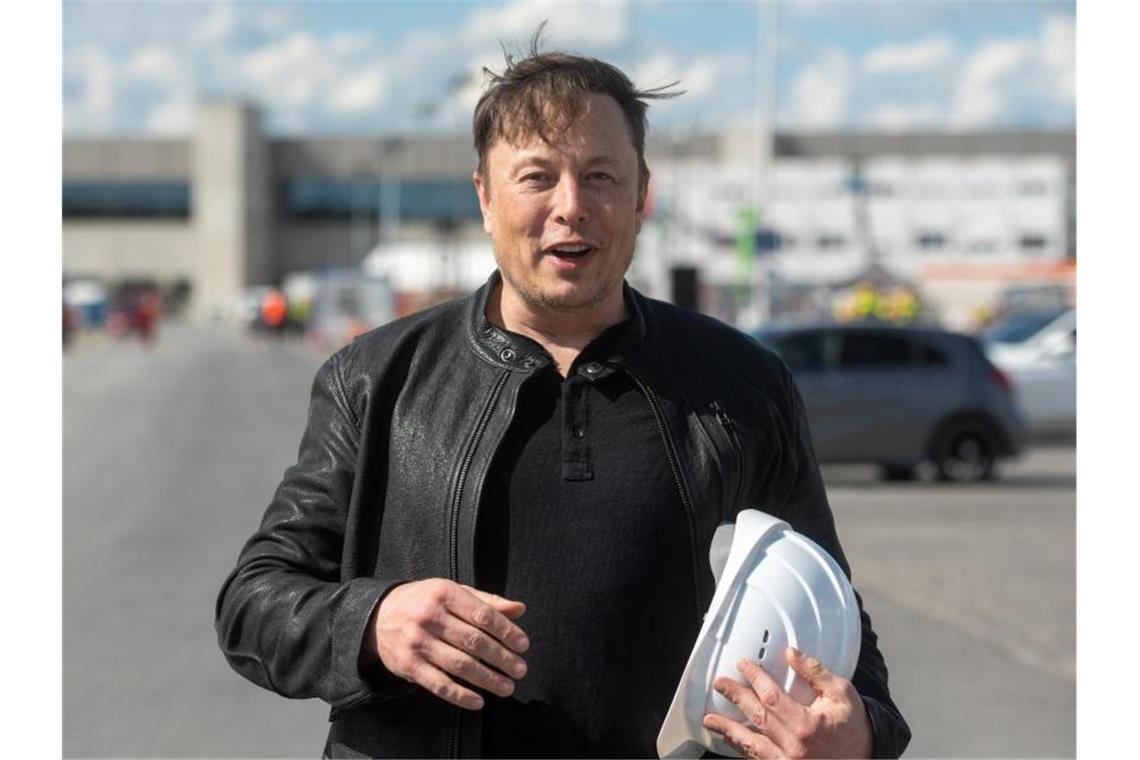 Elon Musk, Tesla-Chef, hat sich ein Bild vom Baufortschritt der neuen Fabrik in Grünheide bei Berlin gemacht, die wohl mehrere Monate später als ursprünglich geplant die Produktion aufnehmen wird. Foto: Christophe Gateau/dpa