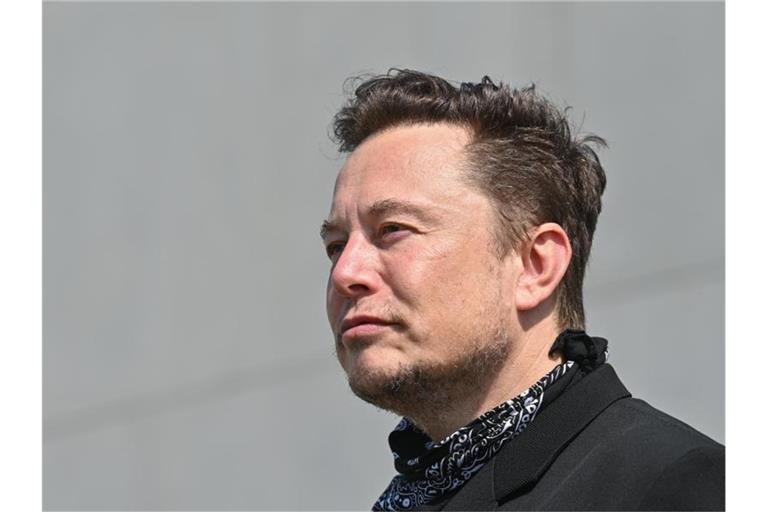 Elon Musk, Tesla-Chef macht nach einer spektakulären Twitter-Abstimmung weiter in großem Stil Aktien seines Konzerns zu Geld. Foto: Patrick Pleul/dpa-Zentralbild/POOL/dpa