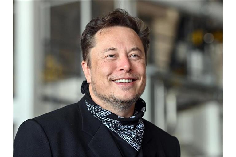 Elon Musk, Tesla-Chef, steht bei einem Pressetermin in der Gießerei der Tesla Gigafactory in Brandenburg. (Archivbild). Foto: Patrick Pleul/dpa-Zentralbild/dpa