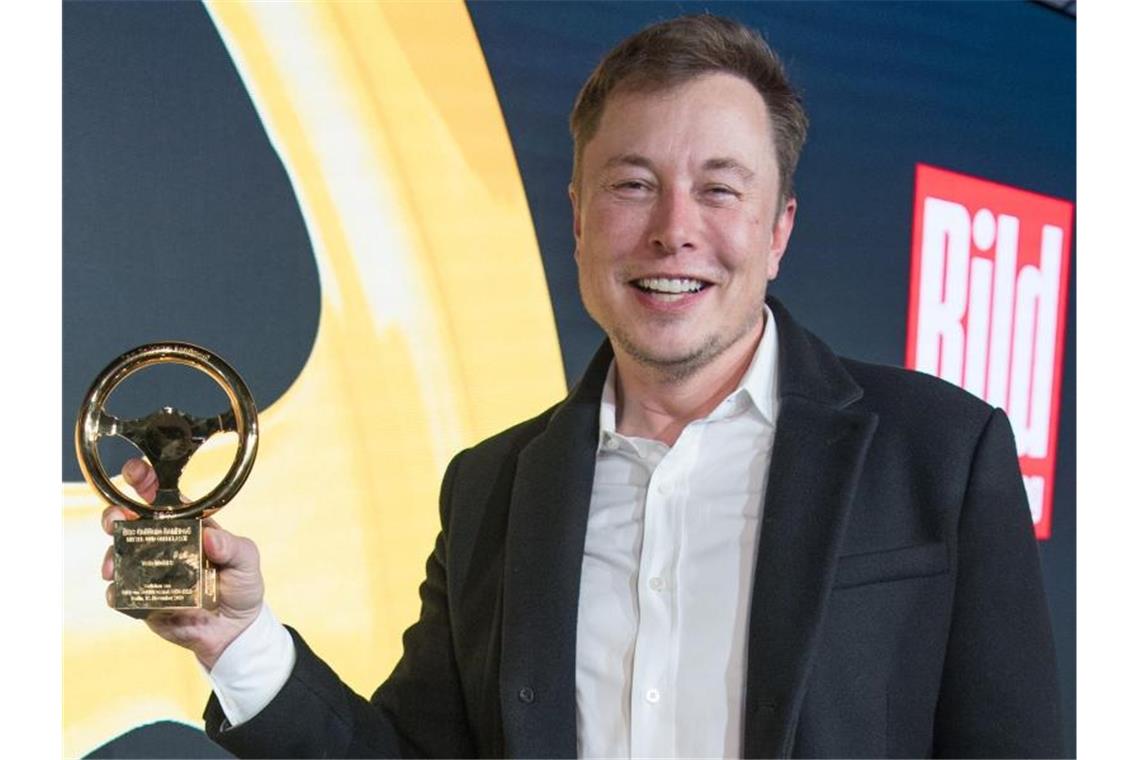 Elon Musk war am Dienstag überraschend nach Berlin gekommen, wo er das „Goldene Lenkrad“ für das Mittel- bis Oberklassemodell 3 entgegennahm. Foto: Jörg Carstensen/dpa