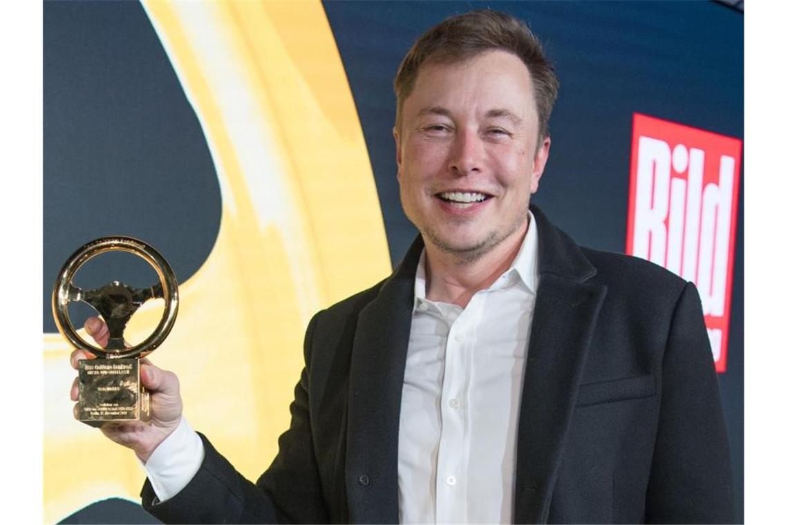 Hoffnung auf 8000 Jobs in Tesla-Fabrik bei Berlin Elon Musk war am Dienstag überraschend nach Berlin gekommen, wo er das „Goldene Lenkrad“ für das Mittel- bis Oberklassemodell 3 entgegennahm. Foto: Jörg Carstensen/dpa