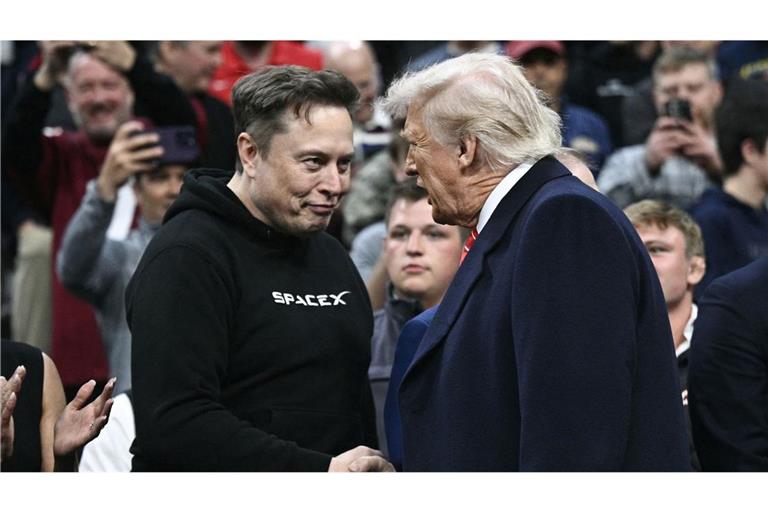 Elon Musk wettert auf X gegen den federführenden Berater von US-Präsident Donald Trump zu dessen Zollpolitik (Symbolbild).