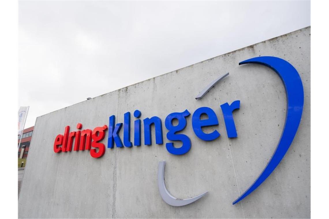 „ElringKlinger“ steht auf einer Wand auf dem Gelände des Autozulieferers. Foto: Tom Weller/dpa/Archivbild