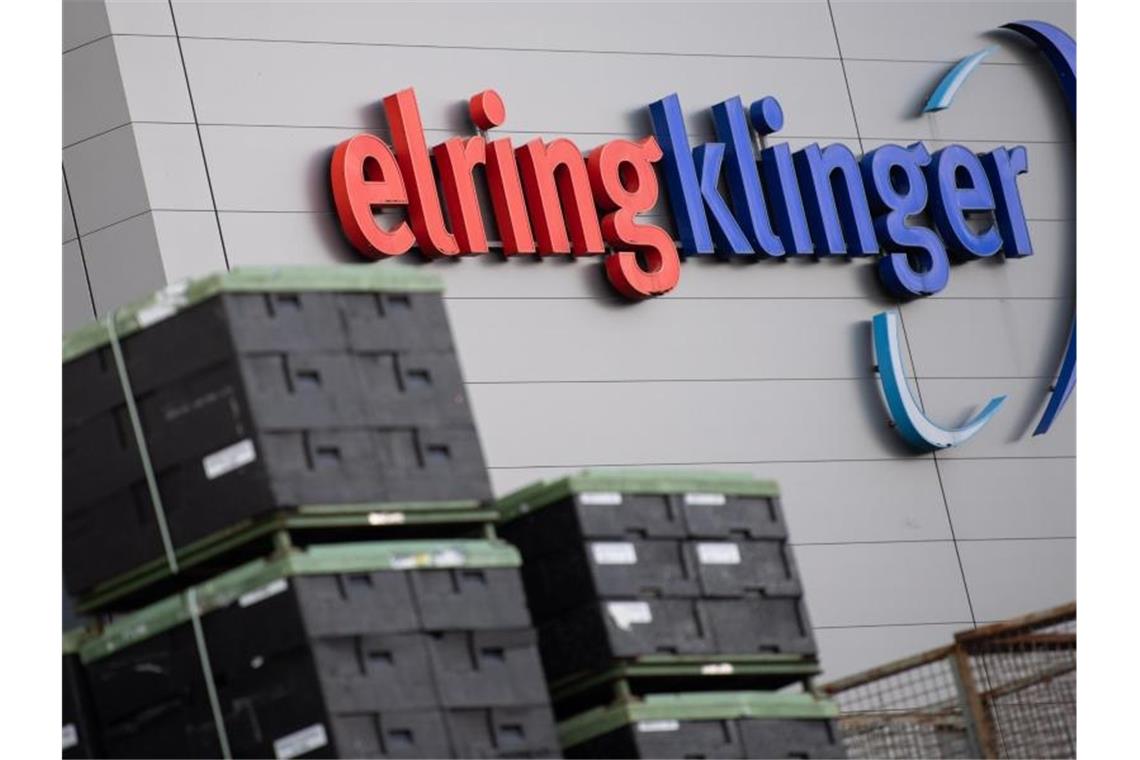 „ElringKlinger“ steht auf einer Wand auf dem Gelände des Autozulieferers. Foto: Tom Weller/dpa