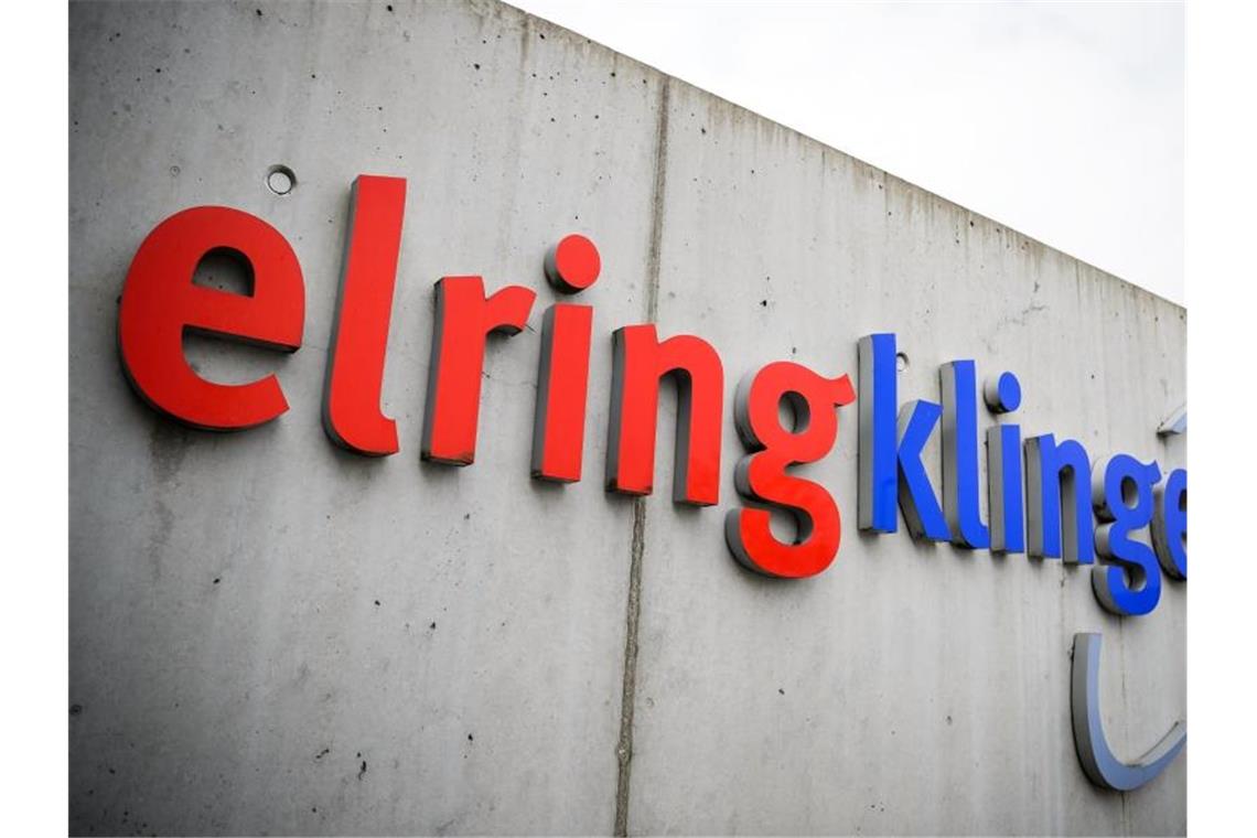 „ElringKlinger“ steht auf einer Wand auf dem Gelände des Autozulieferers. Foto: Sina Schuldt/Archivbild