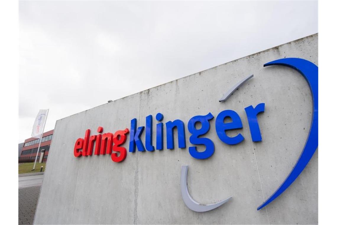„ElringKlinger“ steht auf einer Wand auf dem Gelände des Autozulieferers. Foto: Tom Weller/dpa/Archivbild