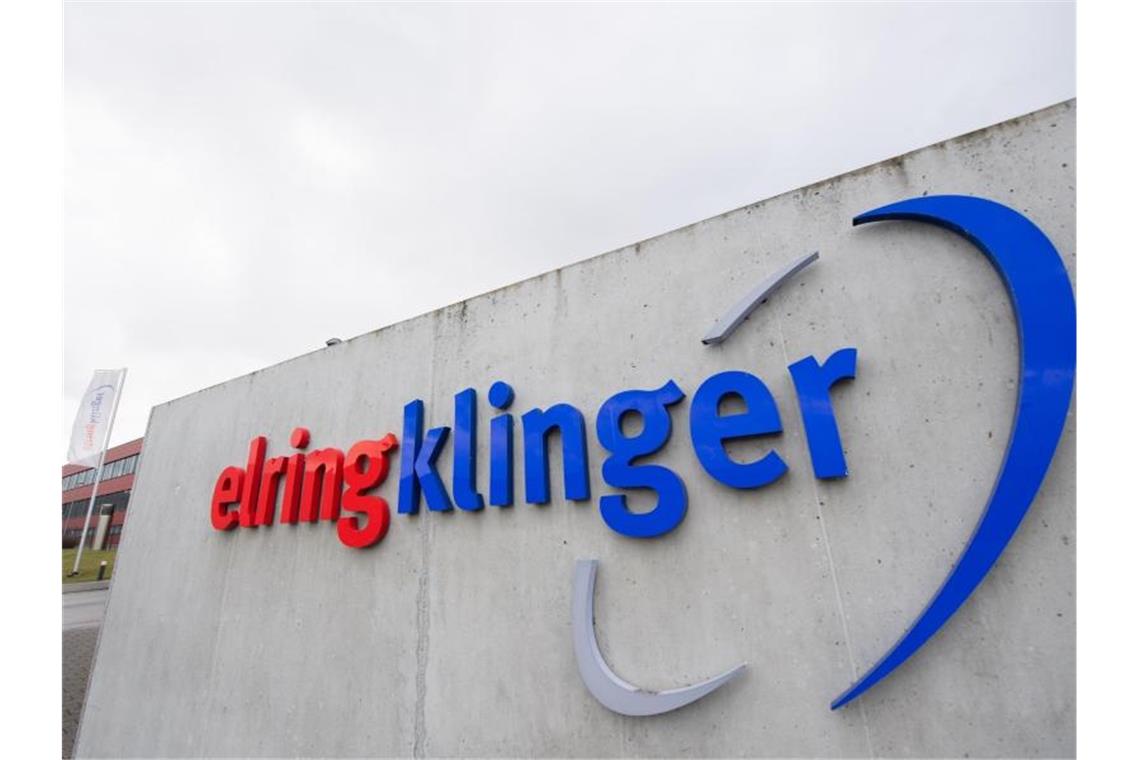 „ElringKlinger“ steht auf einer Wand auf dem Gelände des Autozulieferers. Foto: Tom Weller/dpa/Symbolbild