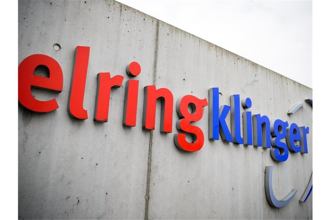 Autozulieferer ElringKlinger mit Ergebniseinbruch „ElringKlinger“ steht auf einer Wand. Foto: Sina Schuldt/dpa/Archivbild