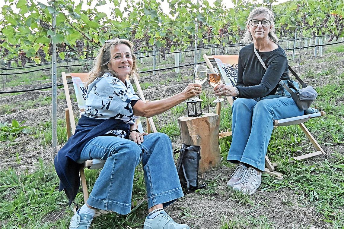 Elsbeth (links) und Petra haben es sich in den Liegestühlen gemütlich gemacht. K...