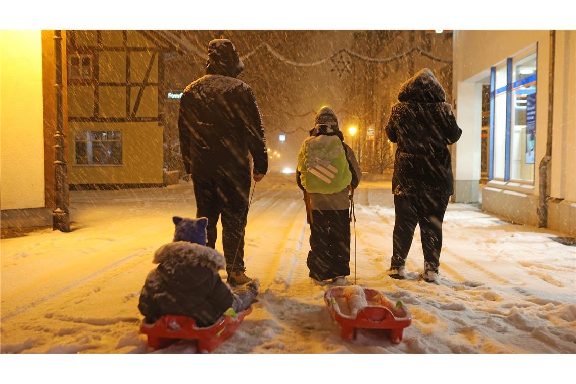 Eltern bringen am frühen Morgen in Wernigerode ihre Kinder mit Schlitten in die Schule. Wintersturm "Elli" bringt Eiseskälte, Glätte und viel Schnee, so dass Busse und Bahnen teils nur eingeschränkt unterwegs sind.