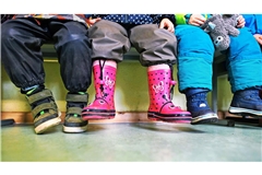 Eltern, Erzieherinnen und Erzieher wissen: die Abgabe der Kleinen in der Kita-Garderobe kann nervlich herausfordernd sein.