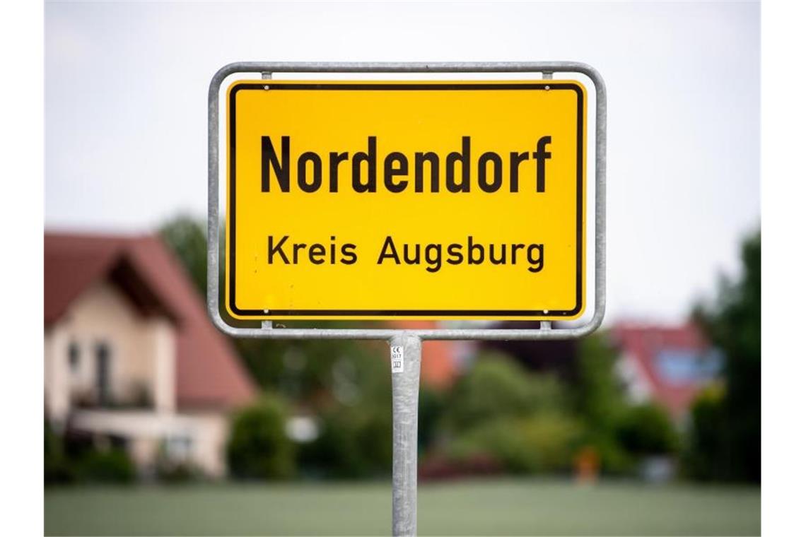 Rätselhafter Tod zweier Jugendlicher in Bayern Eltern haben in einem Haus in Nordendorf ihren 16-jährigen Sohn und dessen 15-jährigen Freund tot aufgefunden. Foto: Matthias Balk/dpa