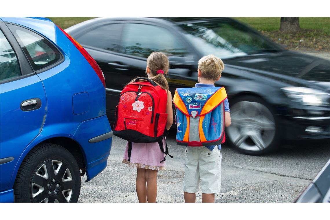 Bald weniger Eltern-Taxis an Schulen? Rückendeckung vom Land Eltern-Taxis sind dem Land ein Dorn im Auge. (Symbolbild)