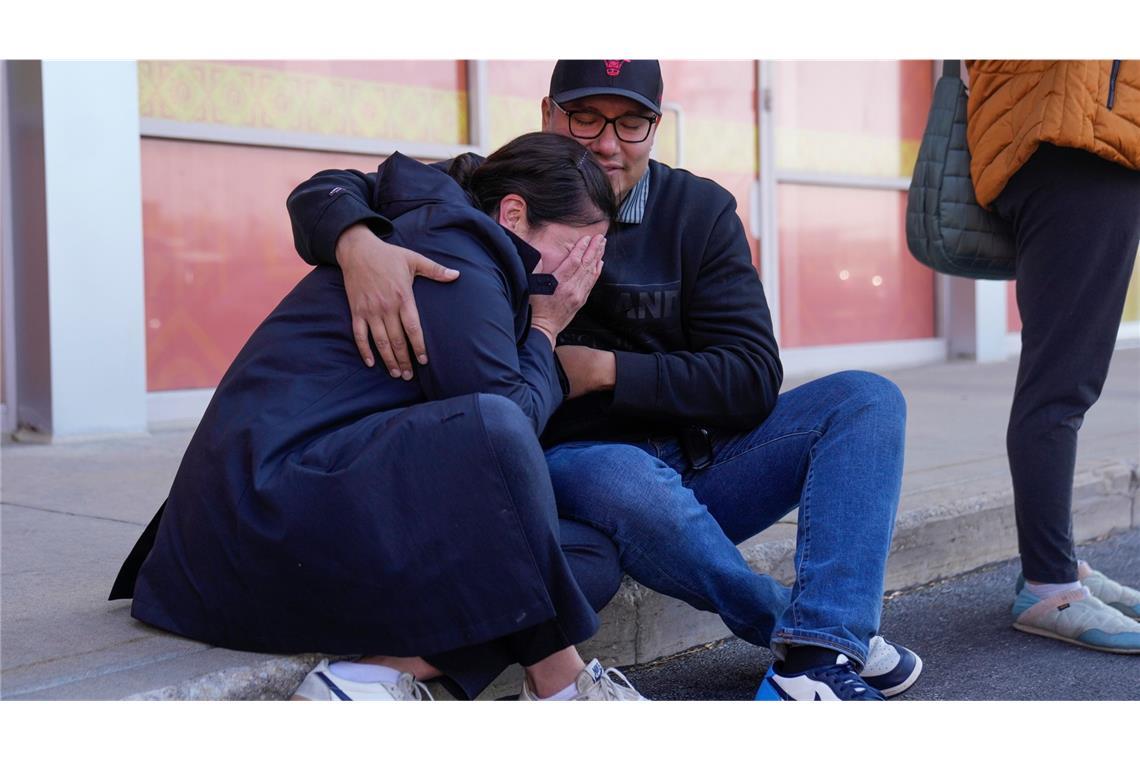 Eltern  trösten sich vor dem Rayito de Sol Spanish Immersion Early Learning Center, nachdem eine Angestellte der Vorschule festgenommen wurde.