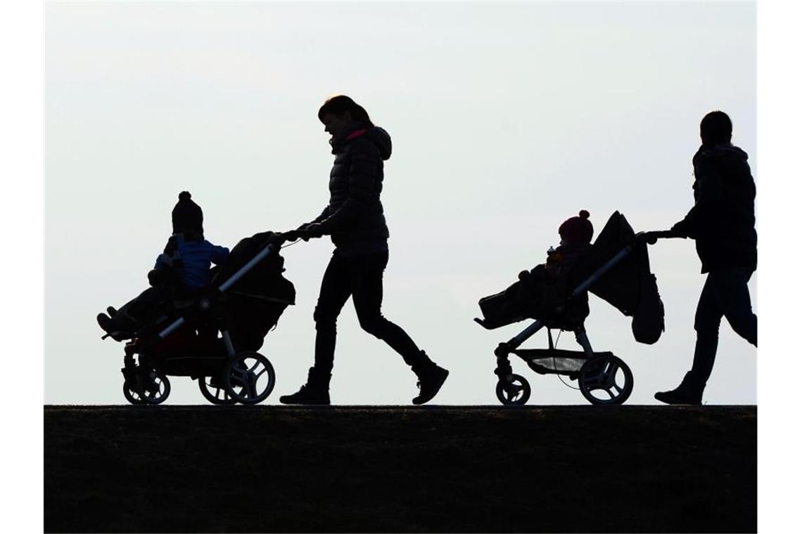Mehr Elterngeld nach Frühgeburten geplant Eltern von Frühchen sollen künftig einen Monat länger Elterngeld erhalten, wenn das Kind mindestens sechs Wochen vor dem errechneten Geburtstermin zur Welt gekommen ist. Foto: Felix Kästle/dpa
