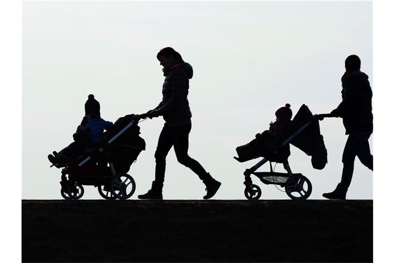 Eltern von Frühchen sollen künftig einen Monat länger Elterngeld erhalten, wenn das Kind mindestens sechs Wochen vor dem errechneten Geburtstermin zur Welt gekommen ist. Foto: Felix Kästle/dpa