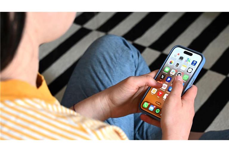 Eltern wollen laut einer neuen Umfrage ein Handy-Verbot an Schulen. (Symbolbild)