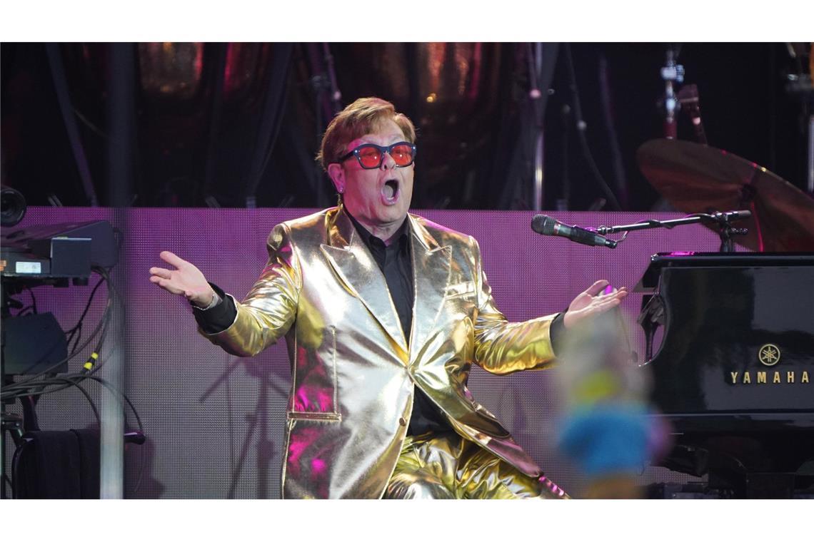 Elton John bei seinem Auftritt auf der Pyramid Stage des Glastonbury Festivals in Worthy Farm in Somerset. Der britische Popstar Elton John versteigert Teile seiner privaten Kunstsammlung.