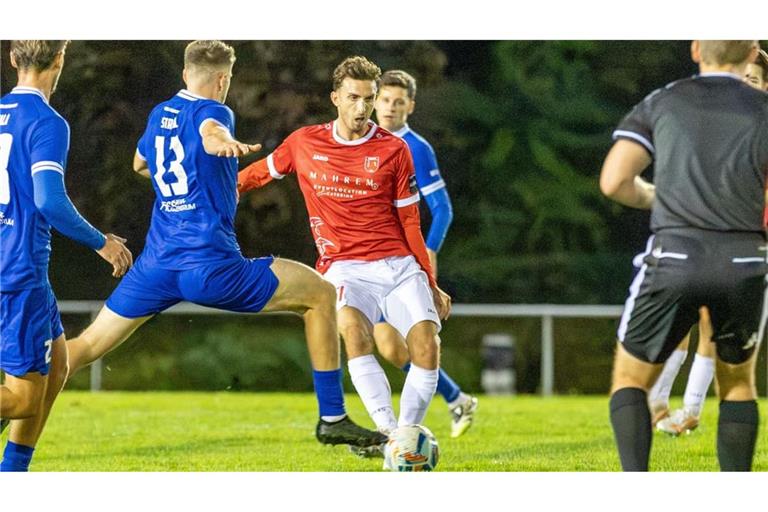 Elton Selimi gewinnt nicht nur mit dem SV Fellbach gegen den&nbsp; FSV 08 Bietigheim-Bissingen, er gewinnt auch das Duell mit seinem Zwillingsbruder Auron.