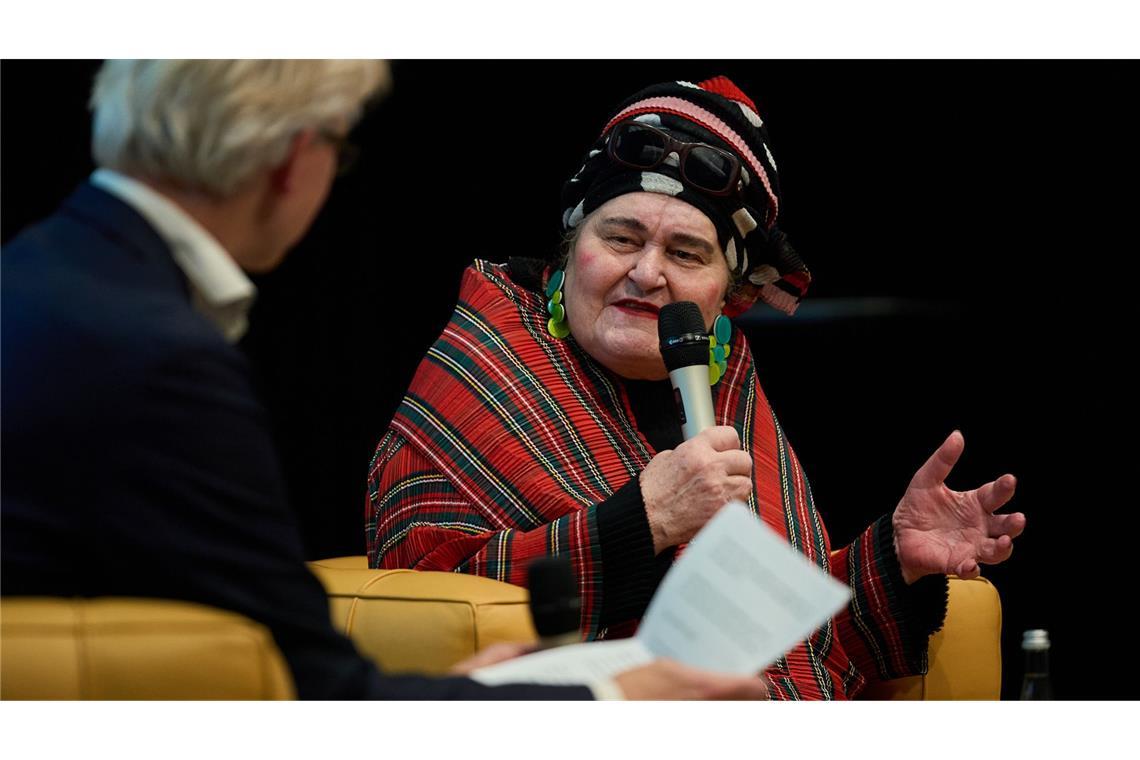 Elvira Bach erzählt in der Staatsgalerie Stuttgart aus ihrem „tollen Leben“ Elvira Bach beim „Über Kunst“-Gespräch in der Staatsgalerie Stuttgart