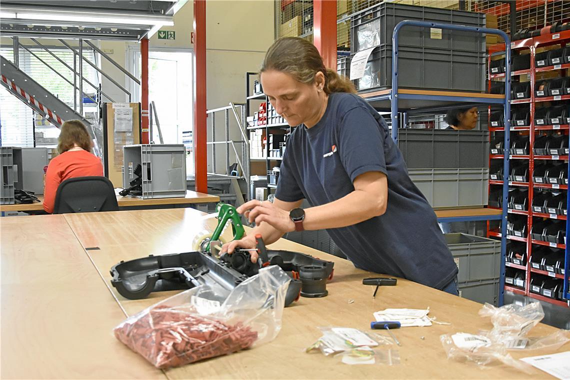 Murrplastik ist gut aufgestellt für Robotik&Co. Elvira Kloß ist in der Vormontage tätig. Hier baut sie ein Schlauchpaket für einen Roboter zusammen, in dem Medien geführt werden.