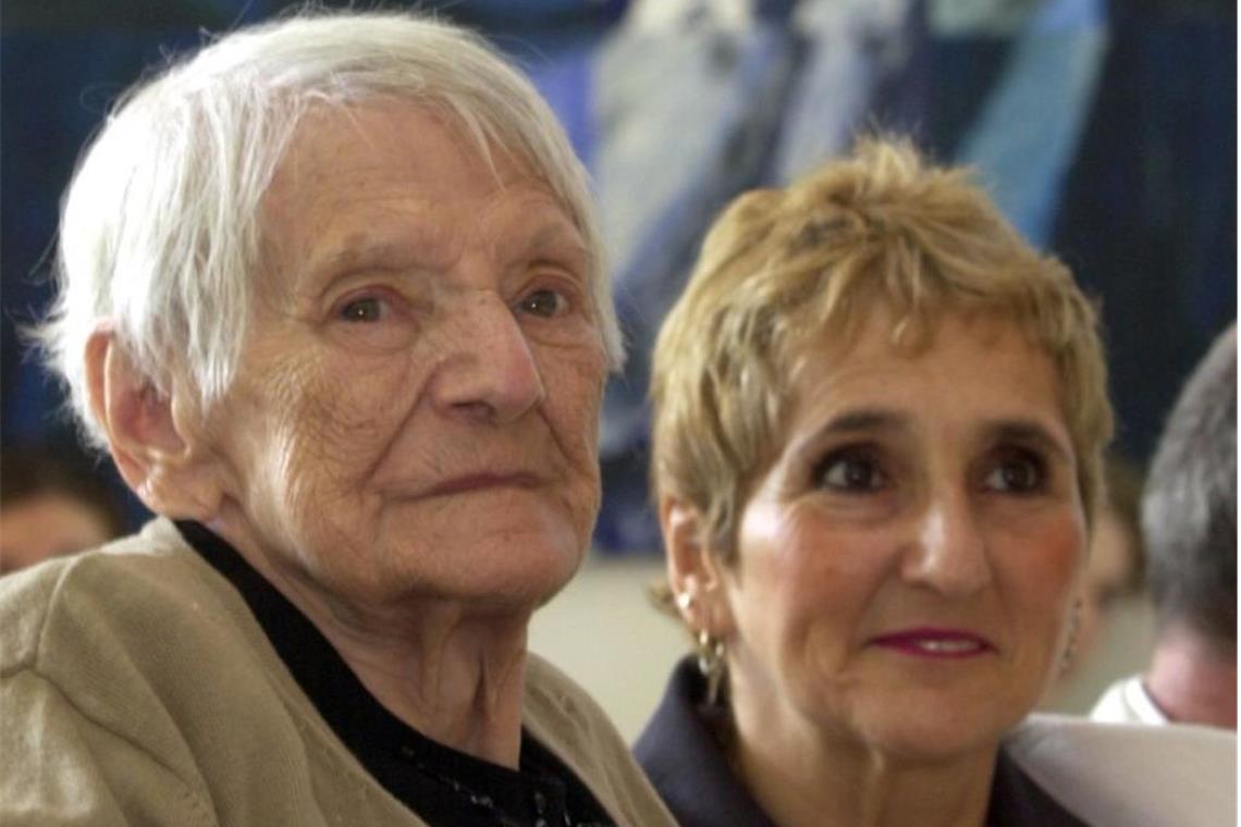 Emelie Schindler (links) mit Erika Rosenberg im Jahr 2000 in Buenos Aires. Foto: J. Rosenberg