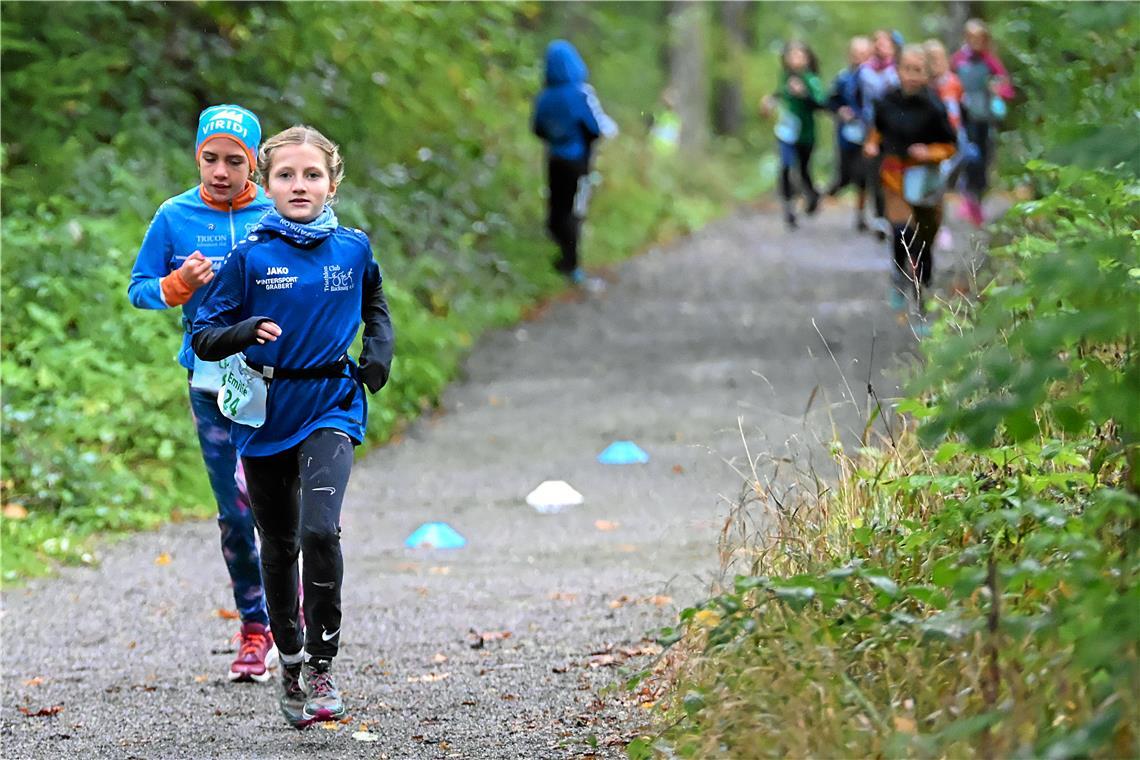 Emelie (vorne) mit der Startnummer 24 beim 4. Kindercrossduathlon des TC Backnan...